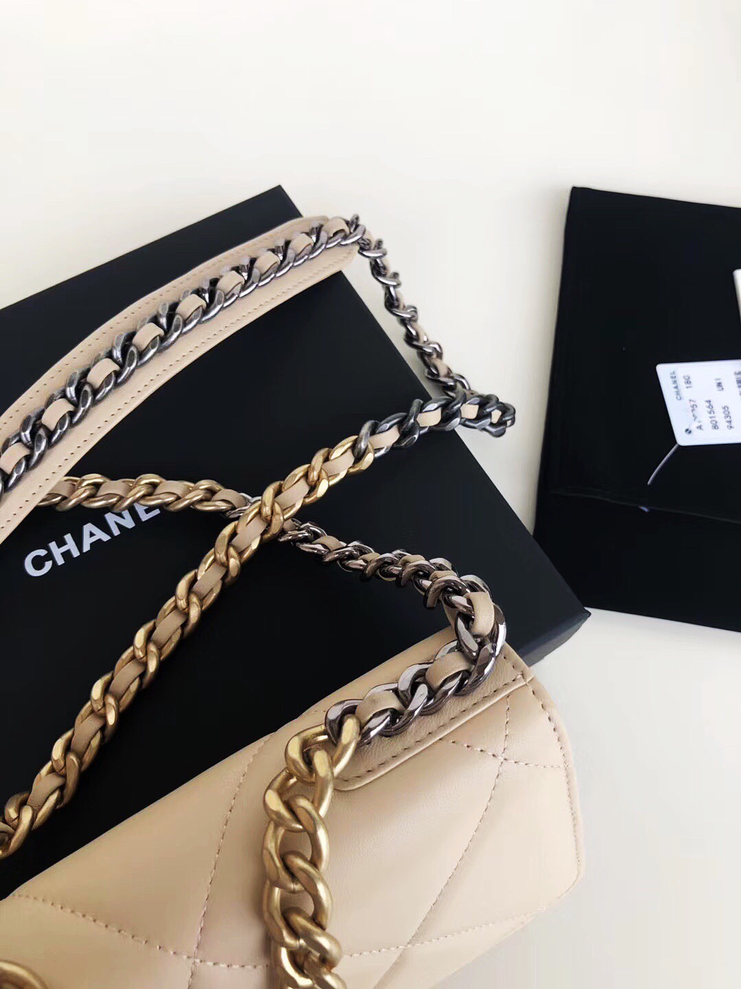 Ch**el 19 wallet on chain leather creme ap0957 19 x 11.5 x 7 cm