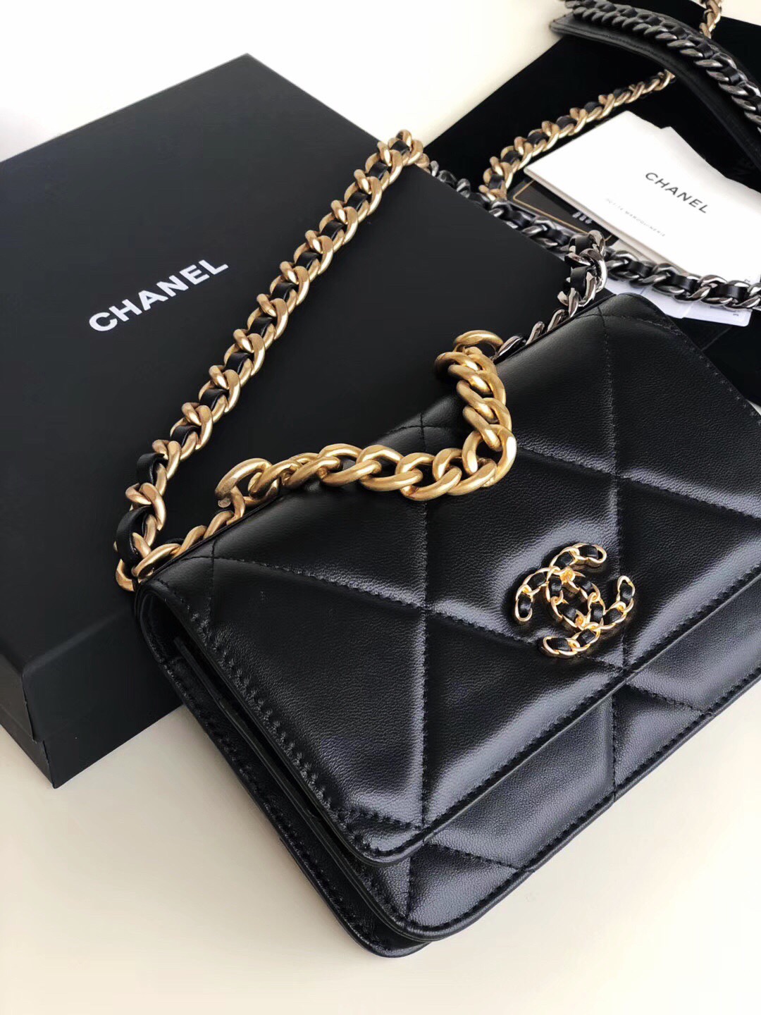 Ch**el 19 wallet on chain leather black ap0957 19 x 11.5 x 7 cm