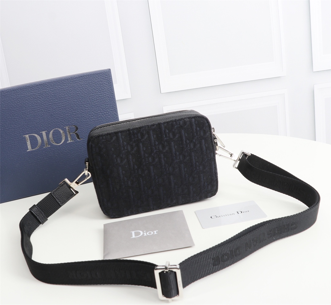 D10r messenger pouch oblique galaxy leather black 2esbc119vpd 17 x 12.5 x 6 cm
