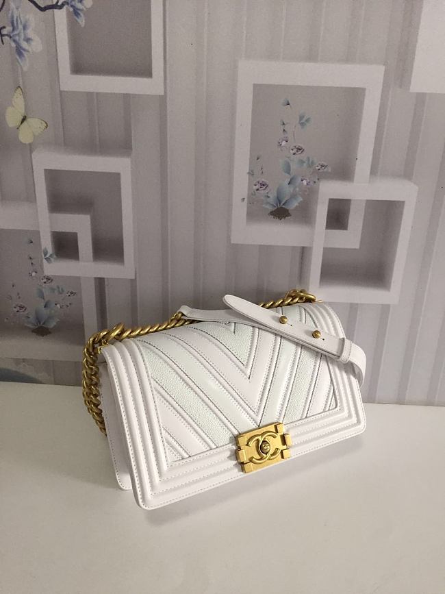 Ch**el medium chevron mix leather flap boy bag white a67086 25 x 16 x 9 cm