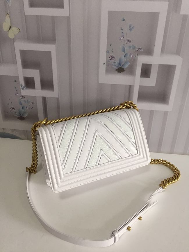 Ch**el medium chevron mix leather flap boy bag white a67086 25 x 16 x 9 cm