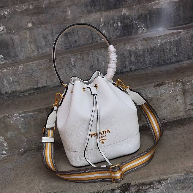 Pra*a bucket leather white 1ba018 18 x 23 x 13 cm