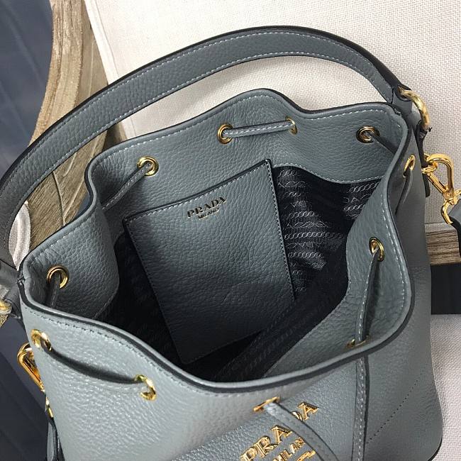 Pra*a bucket leather gray 1ba018 18 x 23 x 13 cm