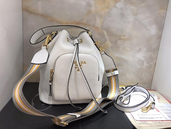 Pra*a bucket bag with metal logo and shoulder strap white 1be030 21 × 25 × 15 cm