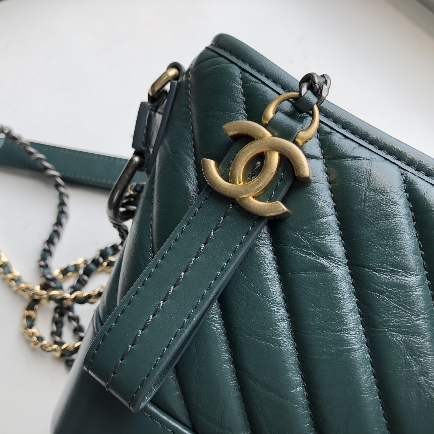 Ch**el small gabrielle chevron hobo bag aged calfskin green a91810 20 x 15 x 8 cm