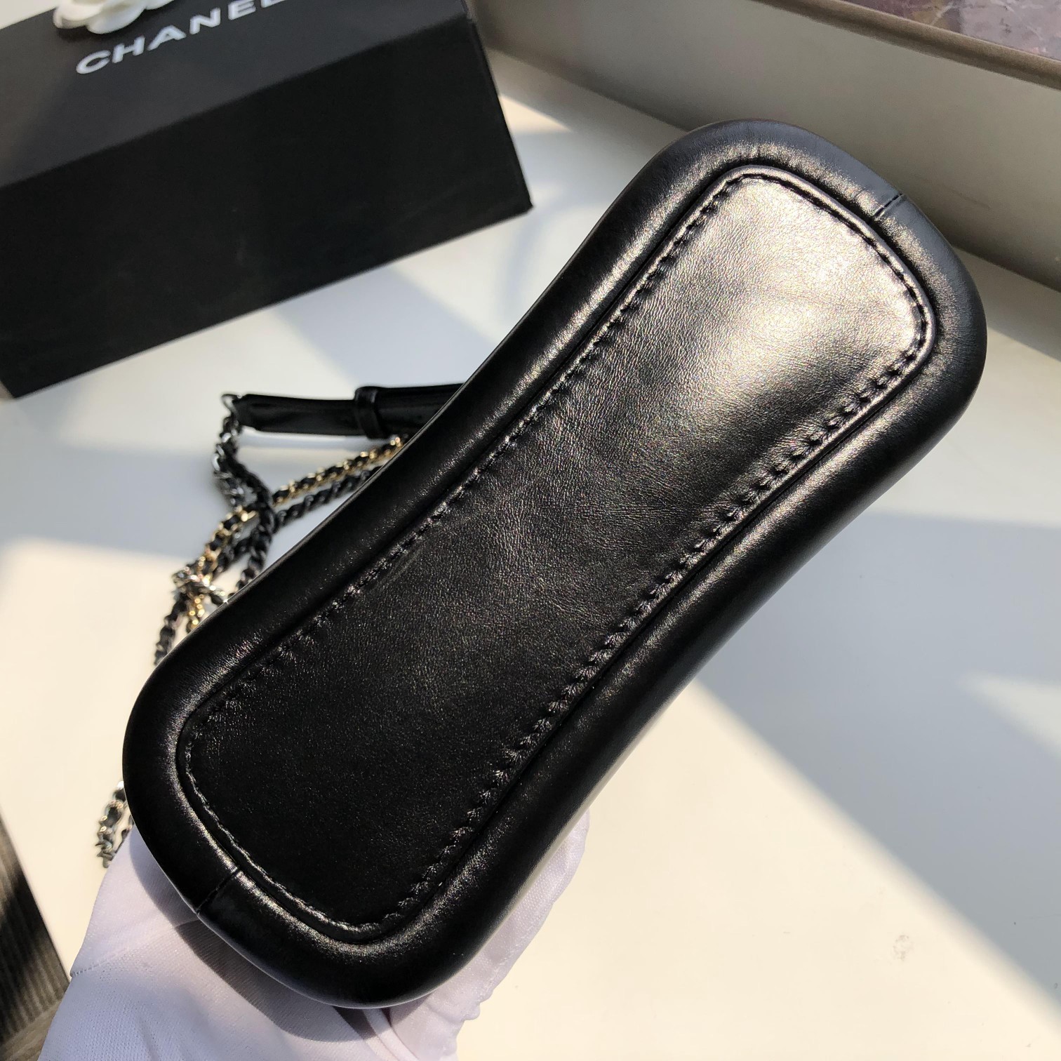 Ch**el small gabrielle chevron hobo bag aged calfskin black a91810 20 x 15 x 8 cm