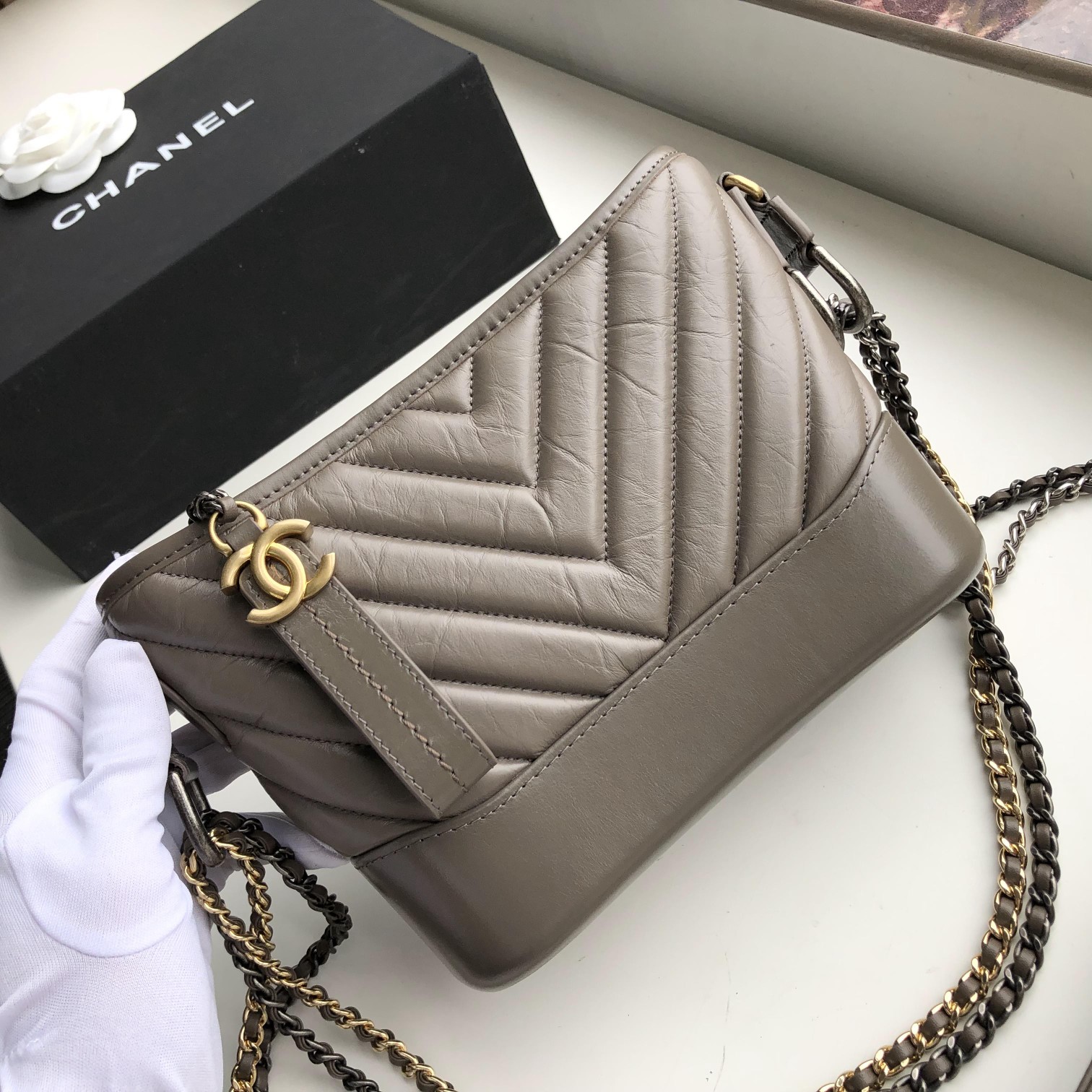 Ch**el small gabrielle chevron hobo bag aged calfskin grey a91810 20 x 15 x 8 cm