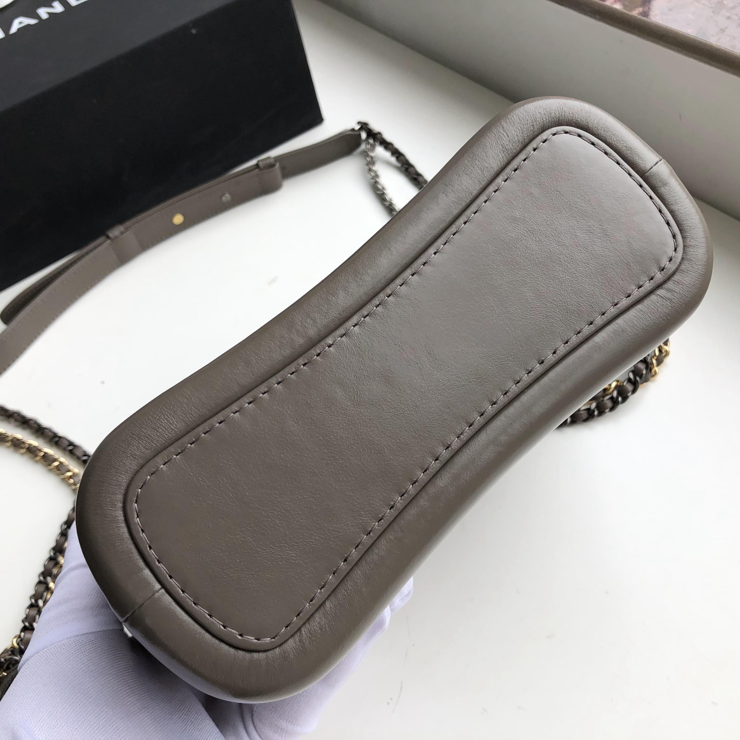 Ch**el small gabrielle chevron hobo bag aged calfskin grey a91810 20 x 15 x 8 cm