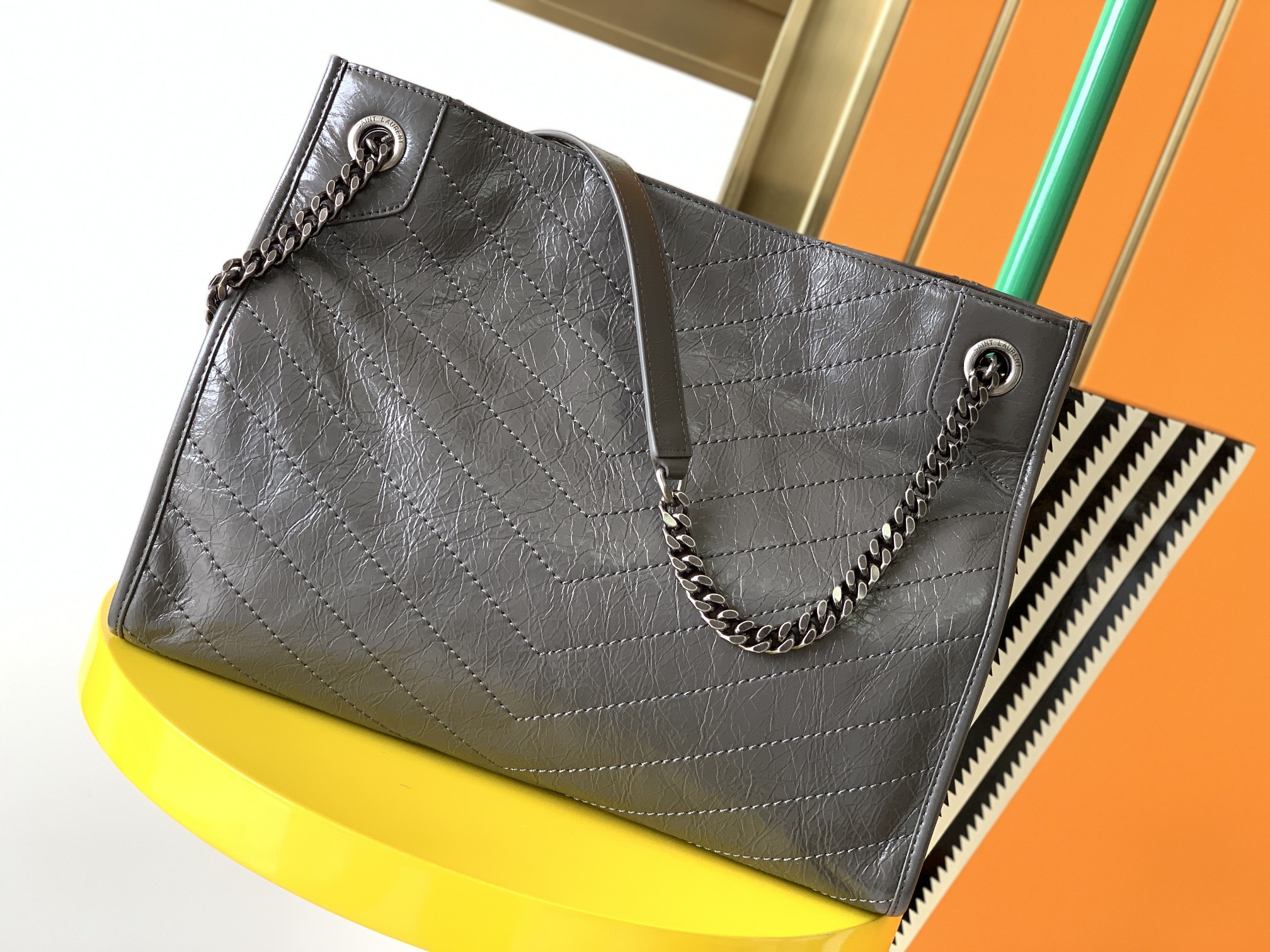 Y51 medium niki shopping bag in crinkled vintage leather dark grey 577999 33 x 27 x 11.5 cm