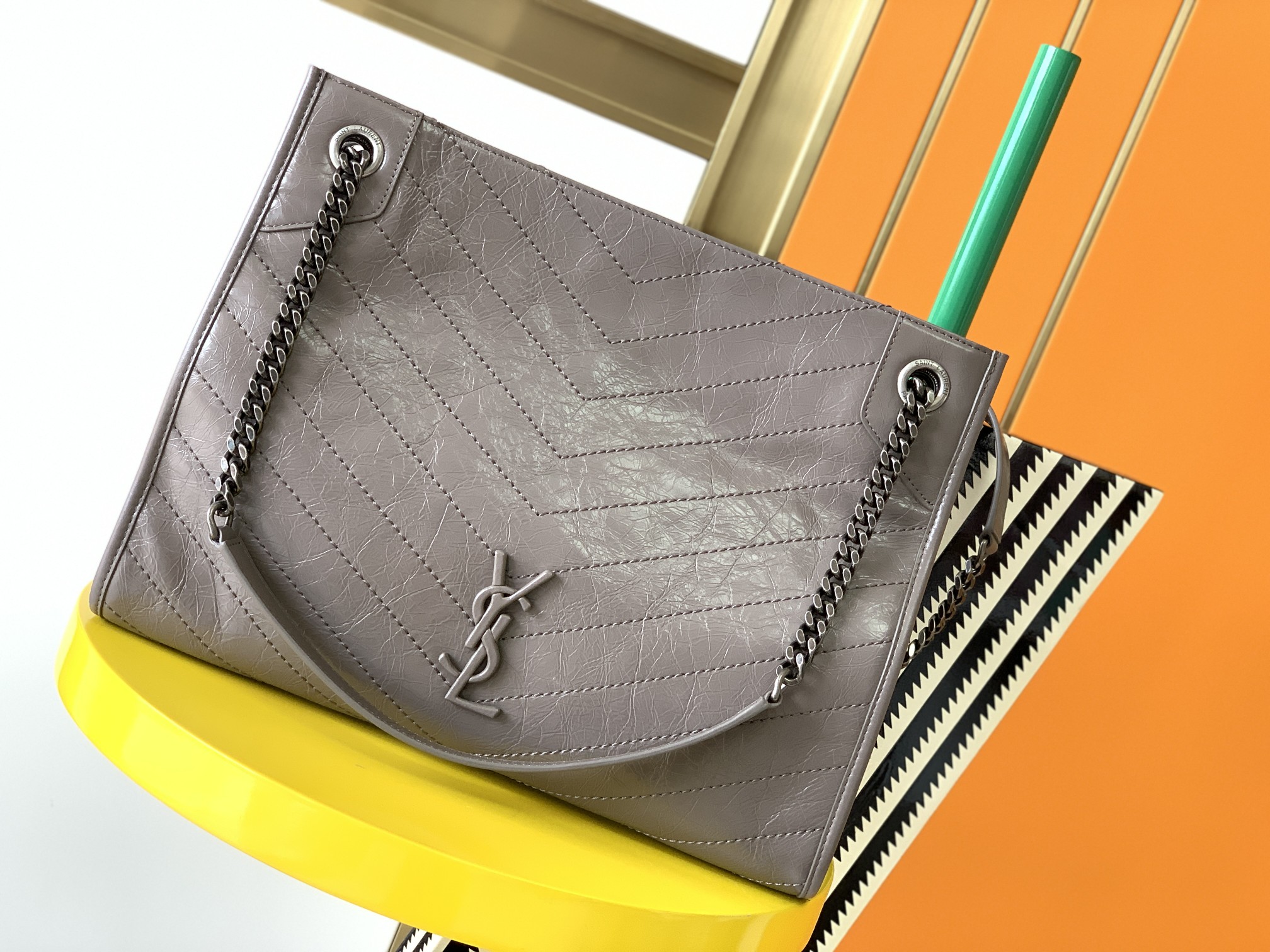 Y51 medium niki shopping bag in crinkled vintage leather dark beige 577999 33 x 27 x 11.5 cm