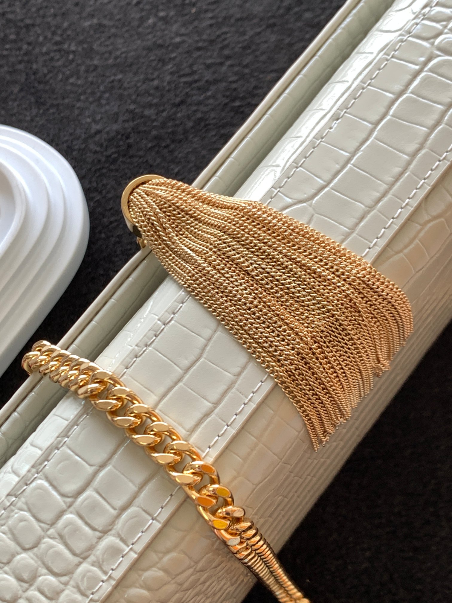 Y51 medium kate with tassel in crocodile-embossed shiny leather white 354119 24 x 14.5 x 5.5 cm