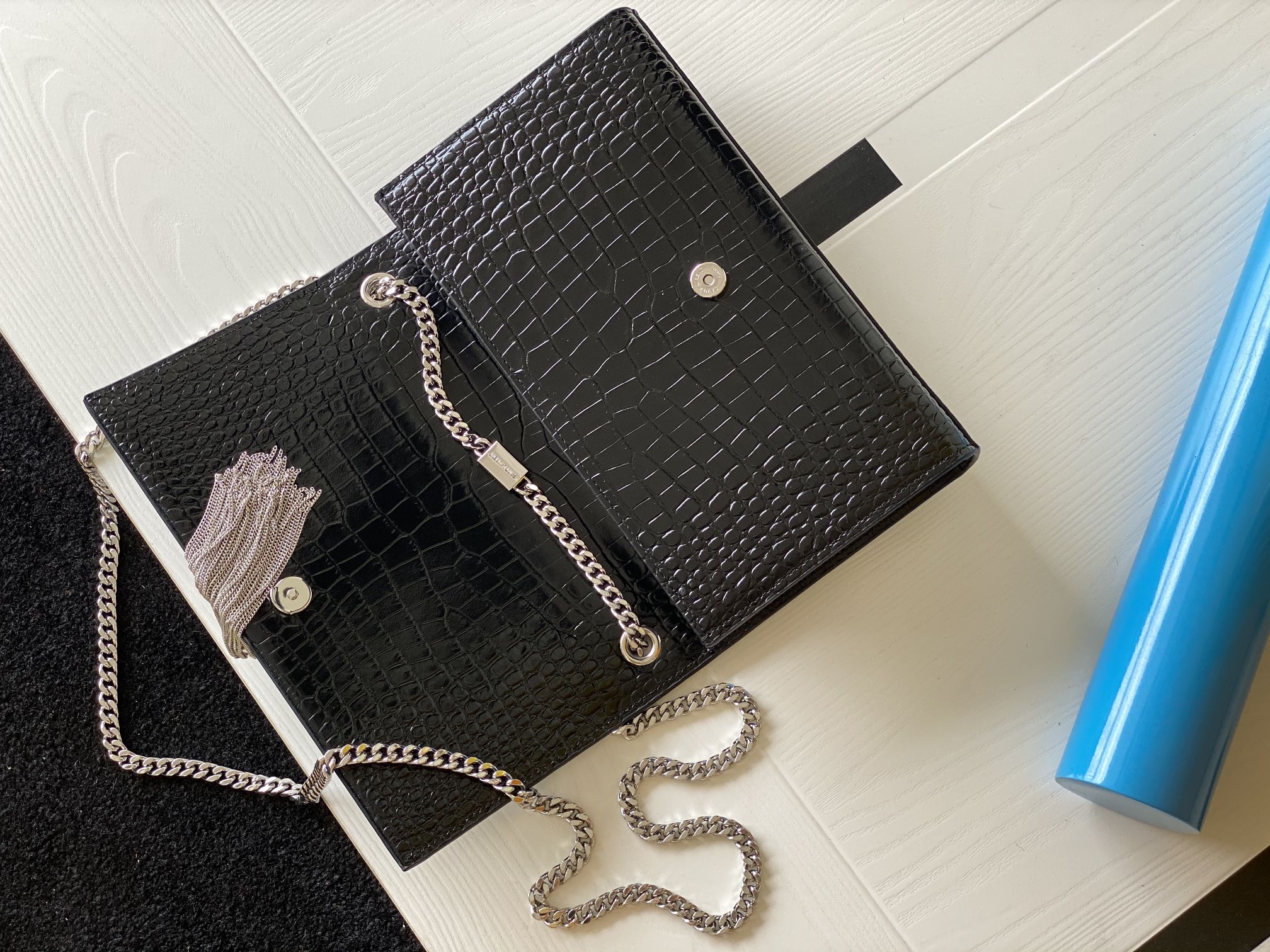 Y51 medium kate with tassel in crocodile-embossed shiny leather silver metal white 354119 24 x 14.5 x 5.5 cm