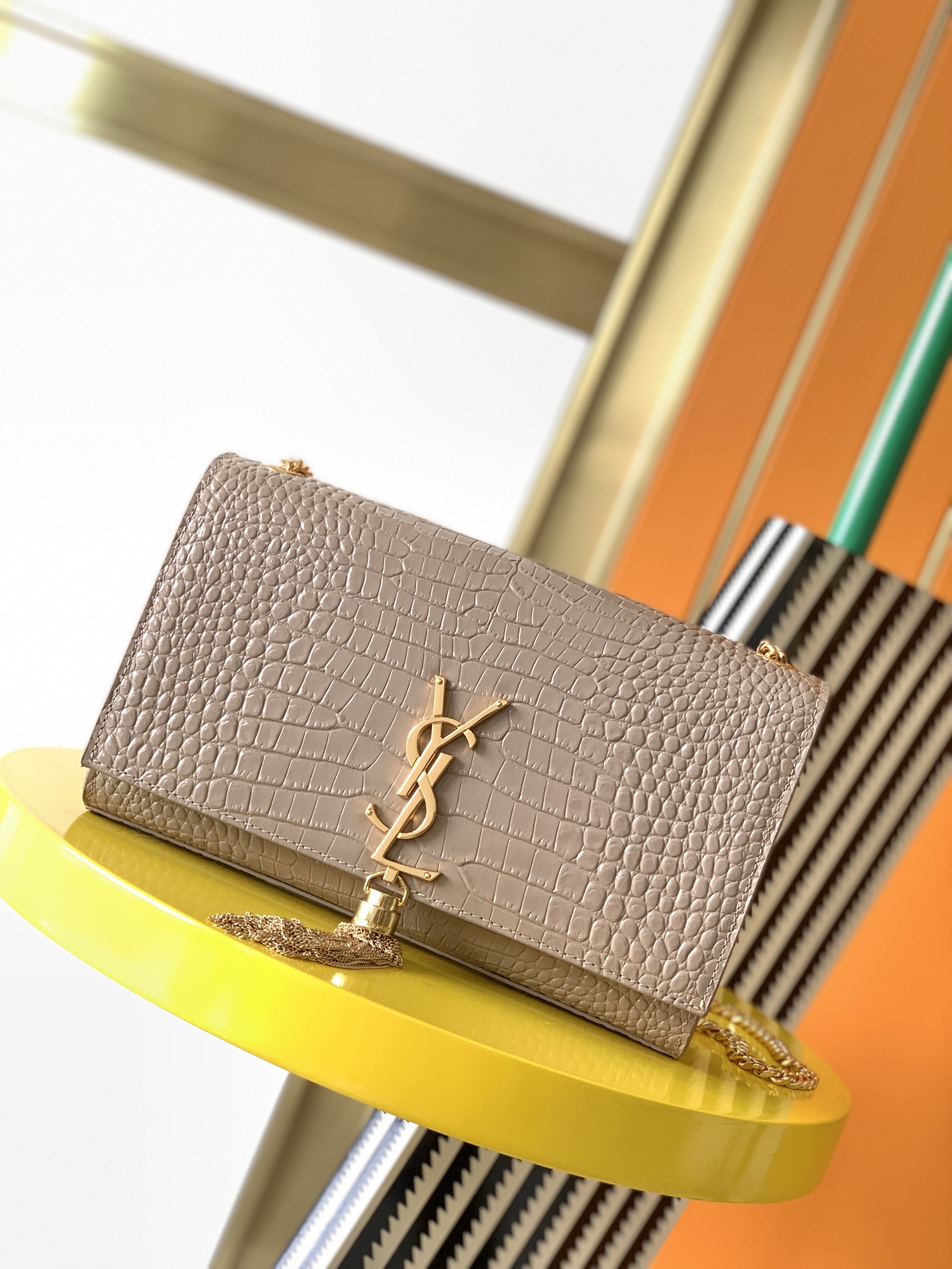 Y51 medium kate with tassel in crocodile-embossed shiny leather beige 354119 24 x 14.5 x 5.5 cm