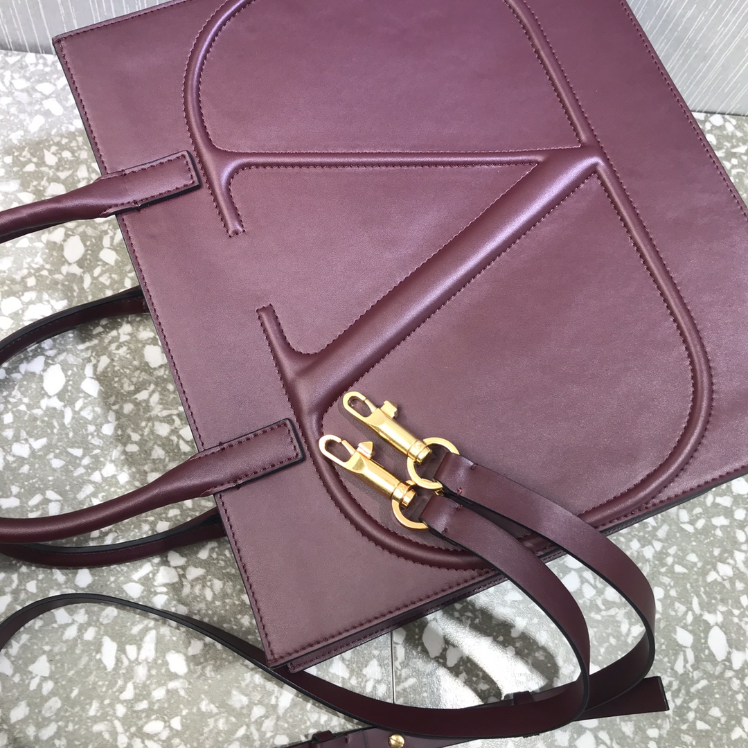 Va1e*ntin0 medium garavanivlogo walk tote bag calfskin leather burgundy uw2b0h22 31 x 27 x 16 cm