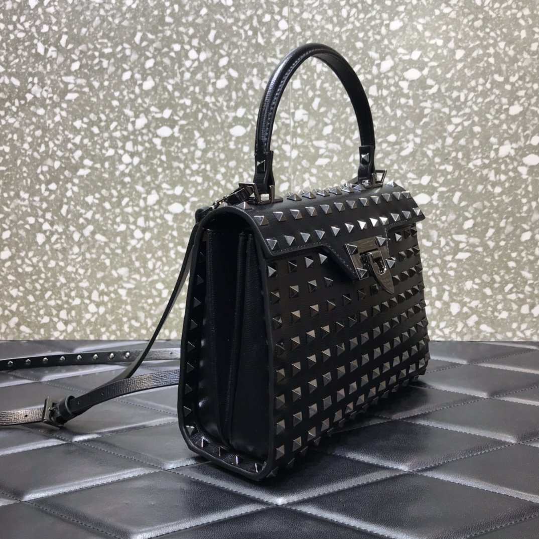 Va1e*ntin0 small rockstud alcove grainy calfskin handbag with all-over studs black metal ww2b0j71dan 22 x 17 x 9 cm
