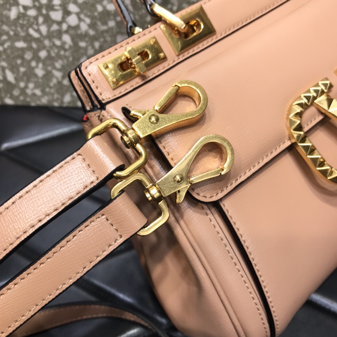 Va1e*ntin0 medium rockstud alcove handbag in grainy calfskin rose cannelle ww2b0j41bqz 23 x 20 x 6 cm