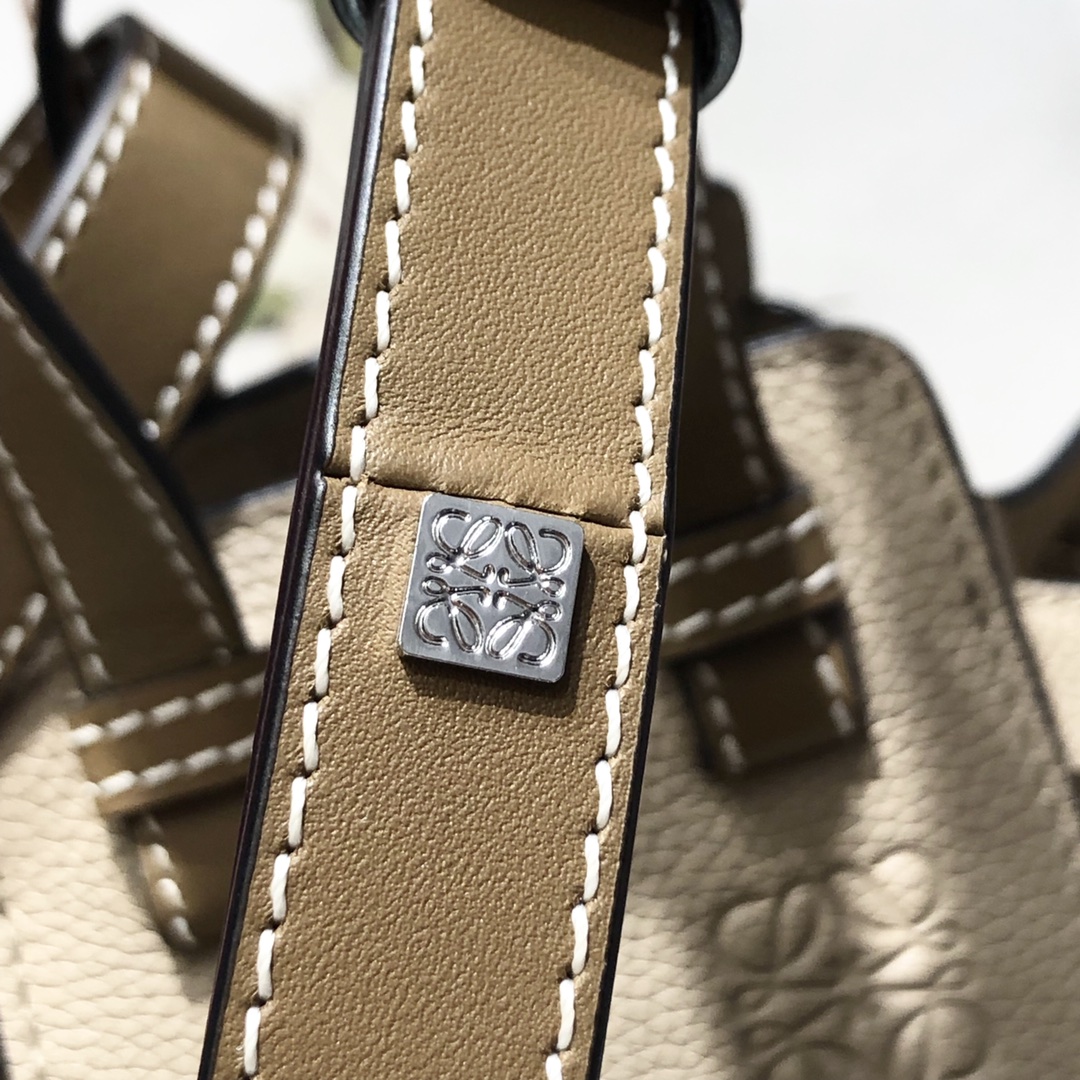 L0ew* mini hammock drawstring classic calfskin leather sand 314.30.v07 19.5 x 17 x 11 cm