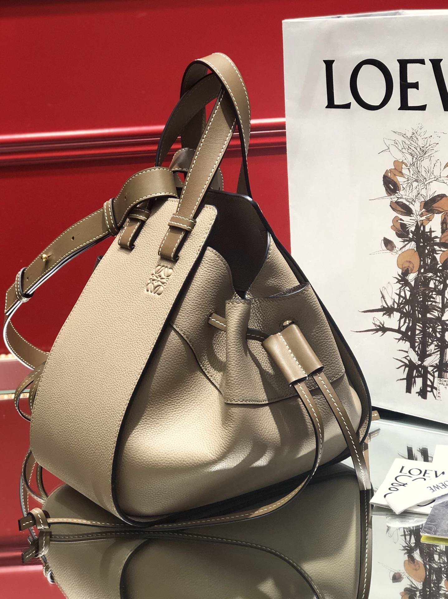 L0ew* small hammock bag cassic calfskin leather sand 387.30.s35 26 x 21 x 14 cm