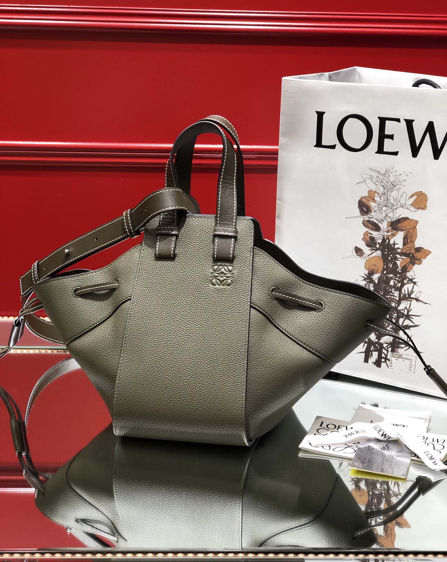 L0ew* small hammock bag cassic calfskin leather avocado green 387.30.s35 26 x 21 x 14 cm