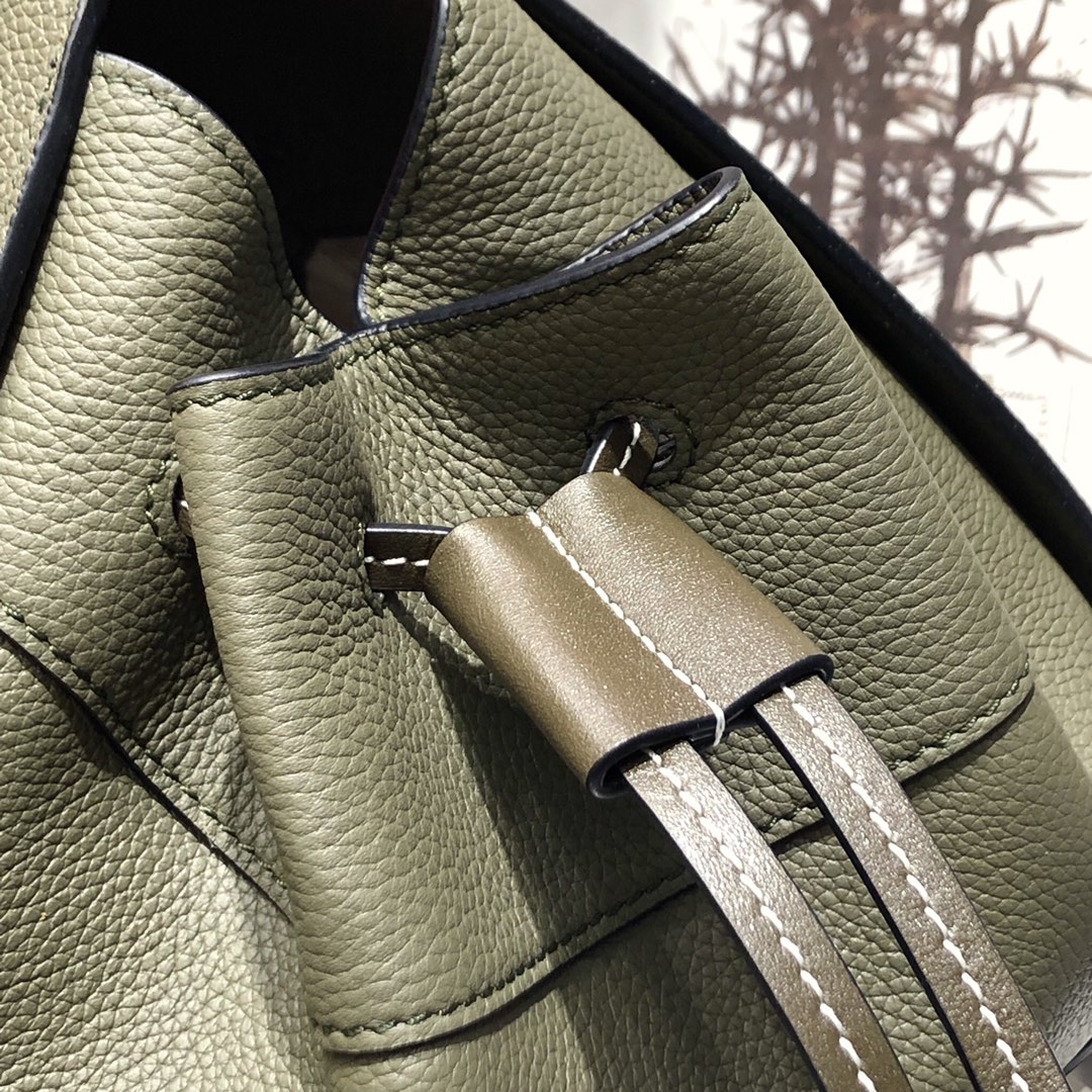 L0ew* small hammock bag cassic calfskin leather avocado green 387.30.s35 26 x 21 x 14 cm