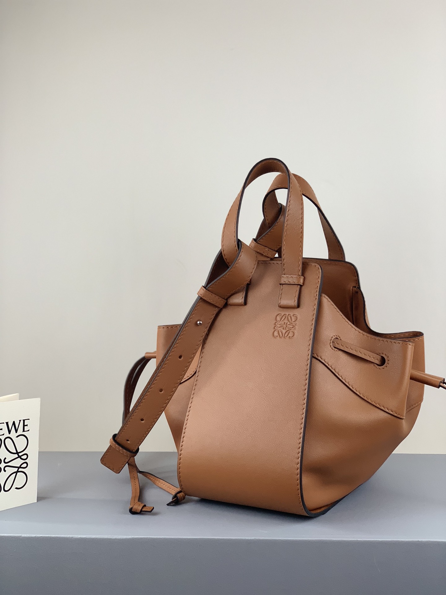 L0ew* small hammock bag cassic calfskin leather tan 387.30.s35 26 x 21 x 14 cm