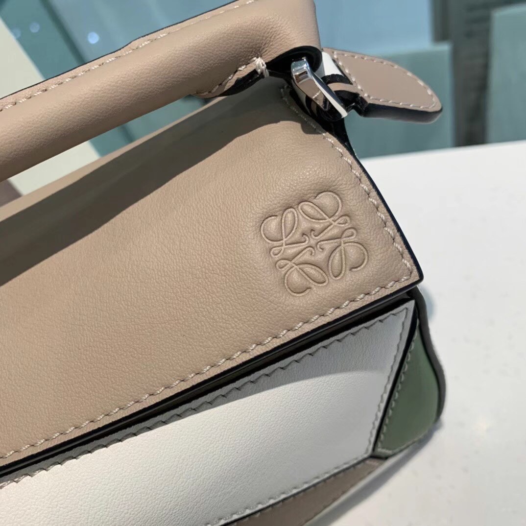 L0ew* mini puzzle bag classic calfskin leather sand/white a510u95x34 18 x 12.5 x 8 cm