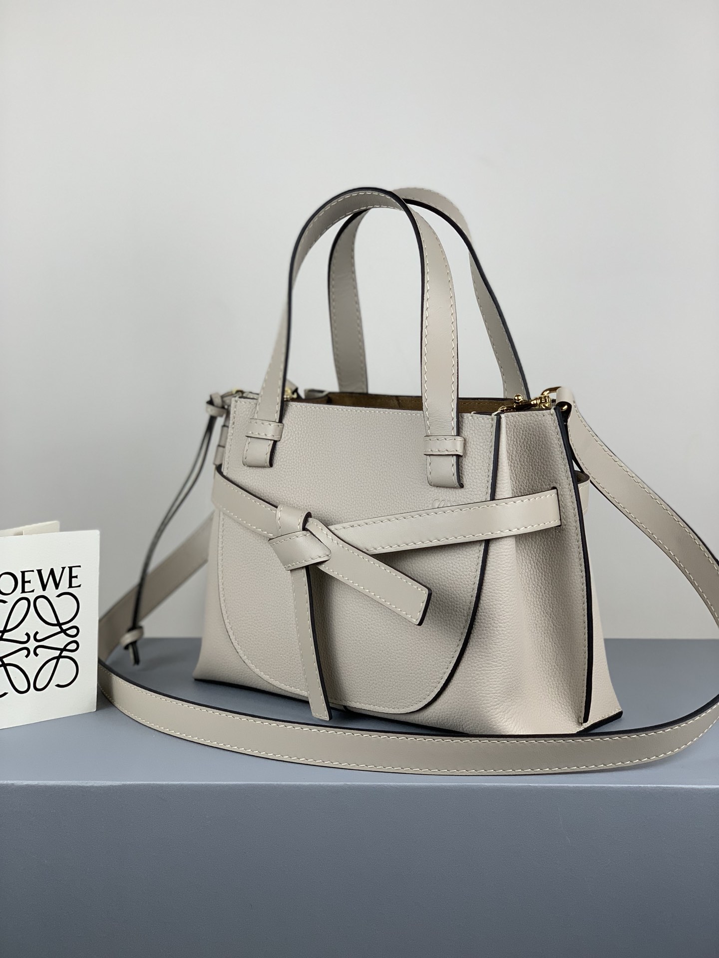 L0ew* mini gate top handle bag leather light oat 321.12.z99 25 x 18 x 10 cm