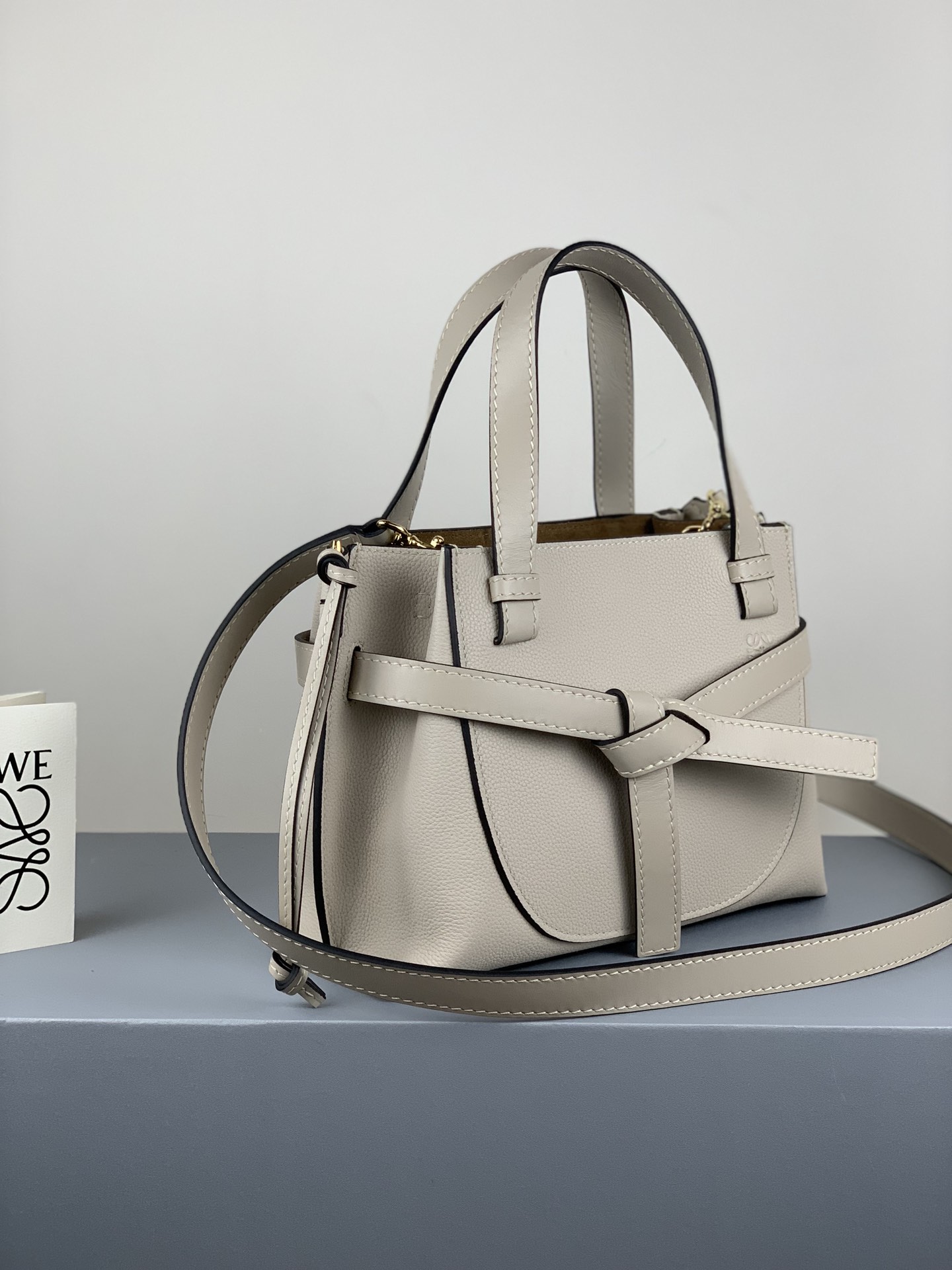 L0ew* mini gate top handle bag leather light oat 321.12.z99 25 x 18 x 10 cm