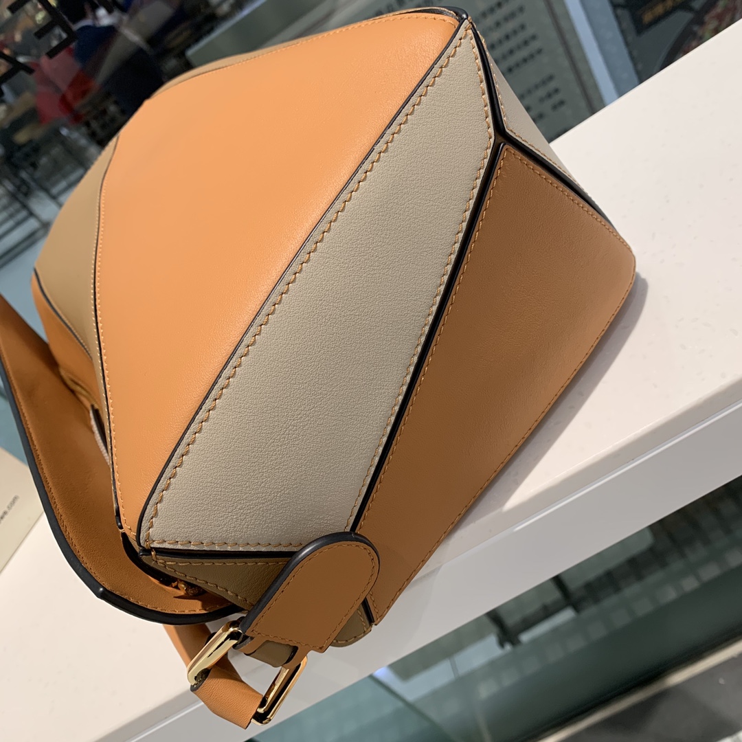 L0ew* medium puzzle bag classic calfskin gold metal tan/sand 322.30js20 29 x 18 x 12 cm