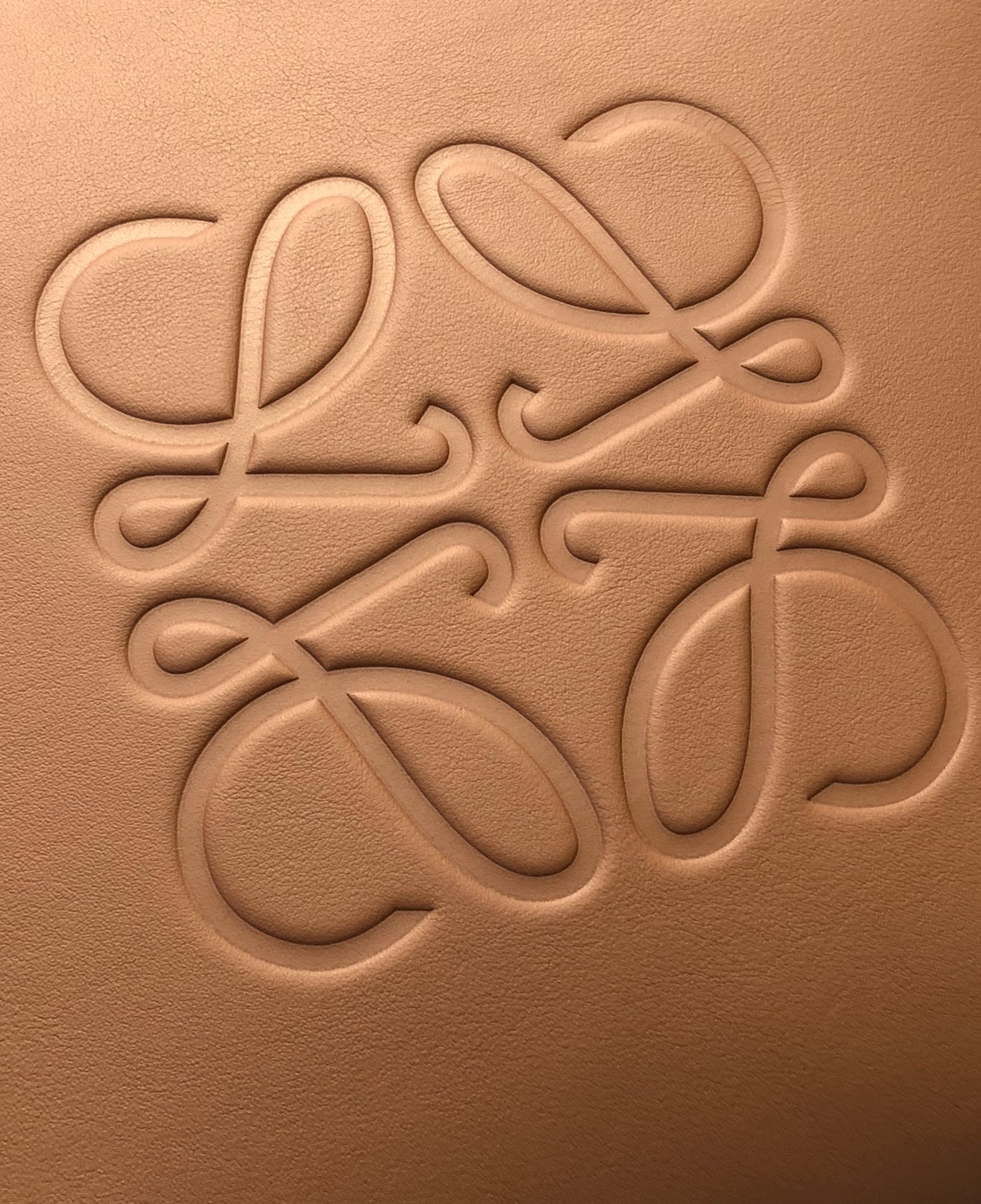 L0ew* small anagram tote classic calfskin tan a717s72x02 29 x 14 x 25 cm