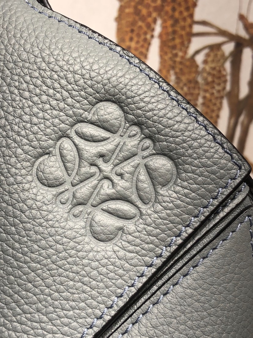 L0ew* large puzzle edge bag grained calfskin grey b510140x01 35 × 17 × 24 cm