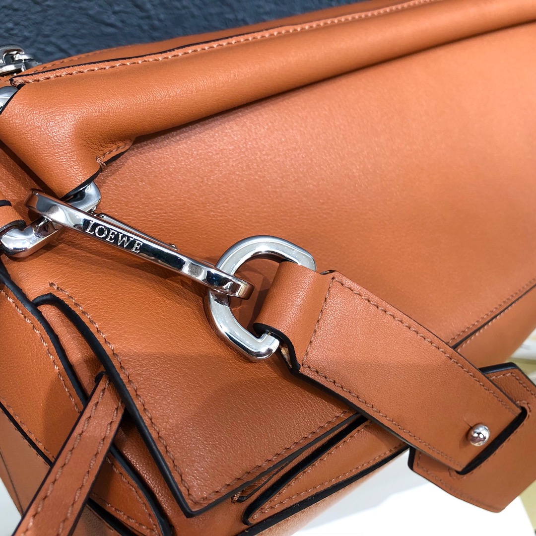 L0ew* large puzzle edge bag classic calfskin tan b510140x01 35 × 17 × 24 cm