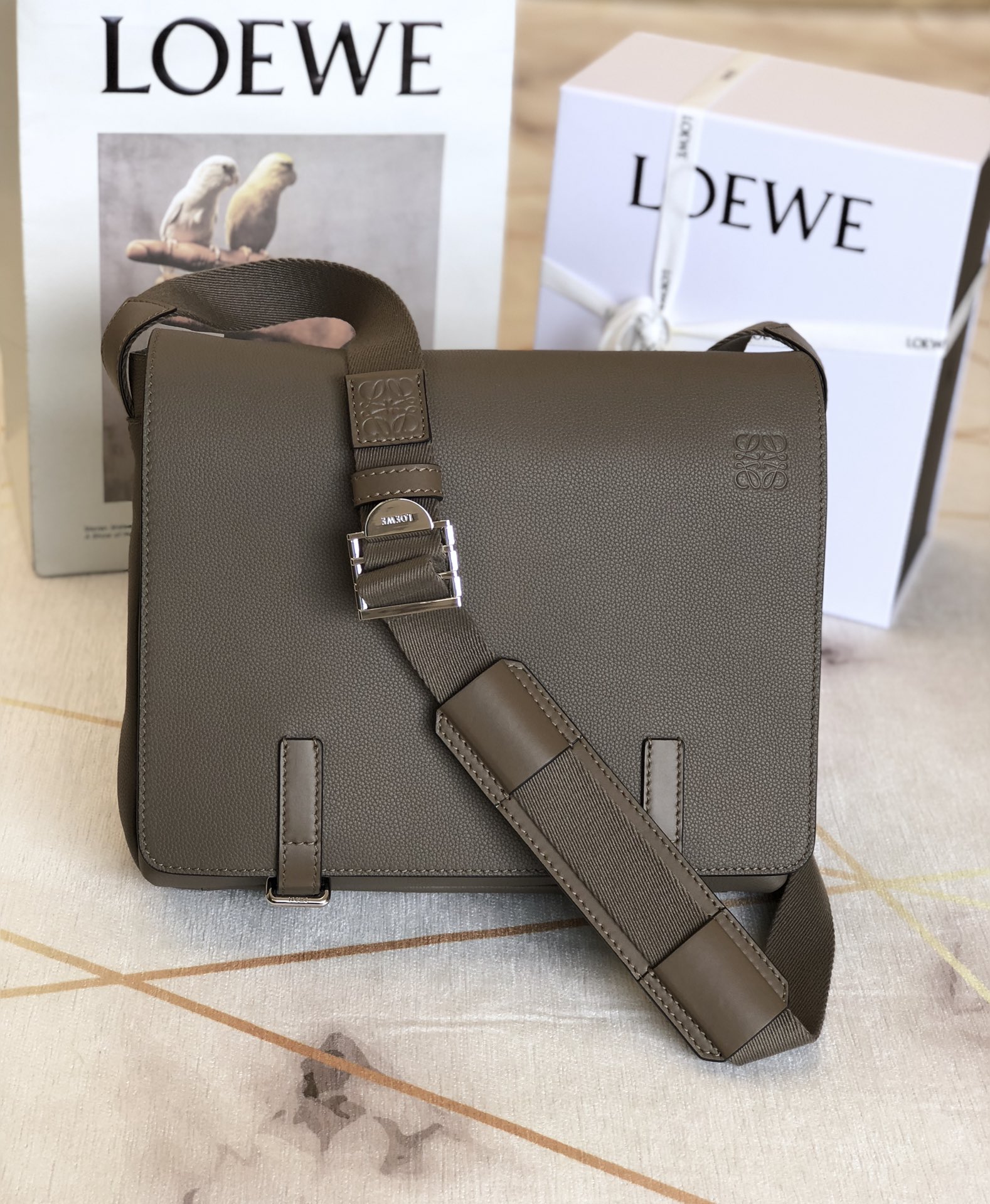 L0ew* military messenger bag soft grained calfskin dark moss b553a14x03 33 x 10 x 25 cm