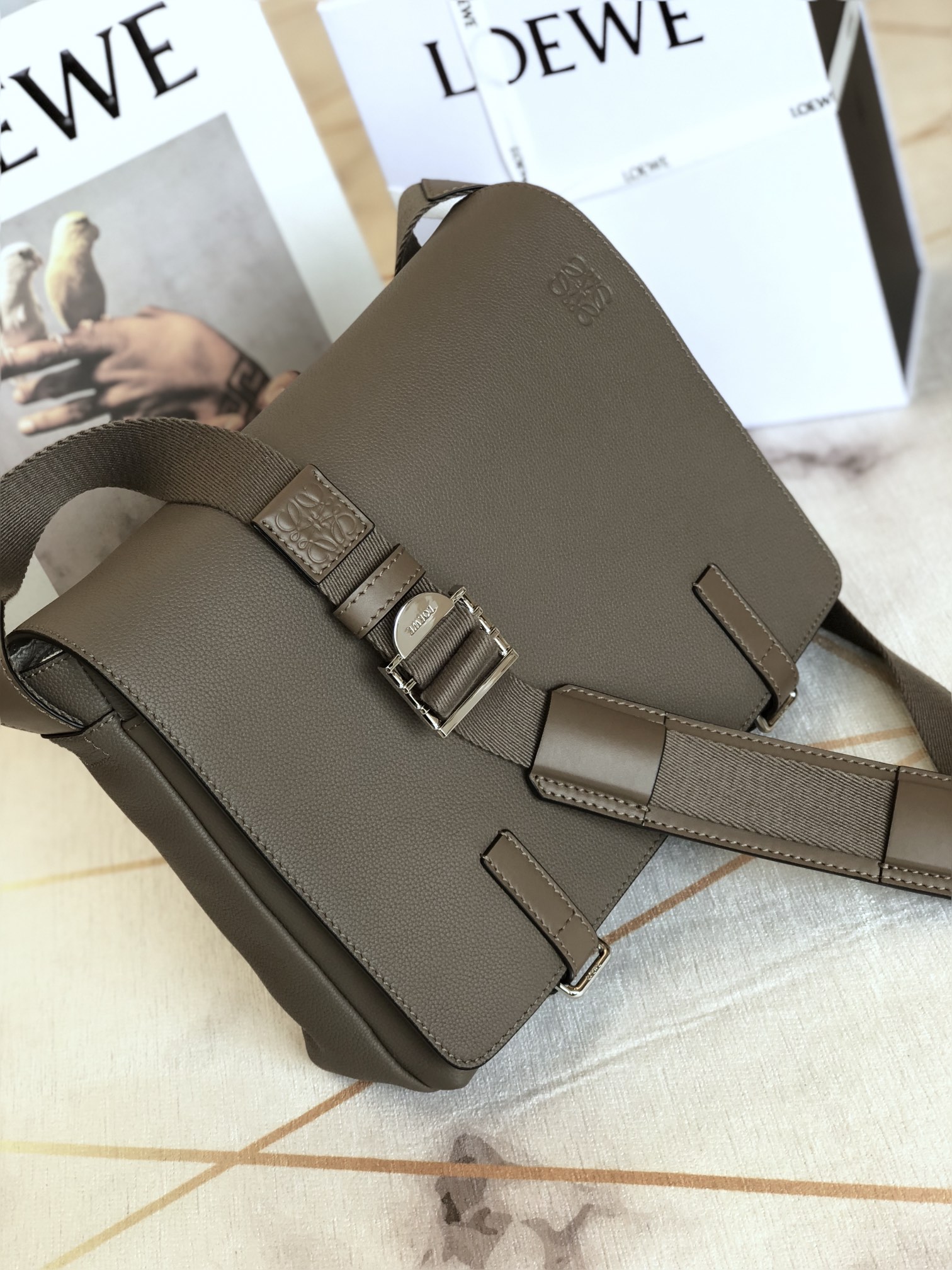 L0ew* military messenger bag soft grained calfskin dark moss b553a14x03 33 x 10 x 25 cm