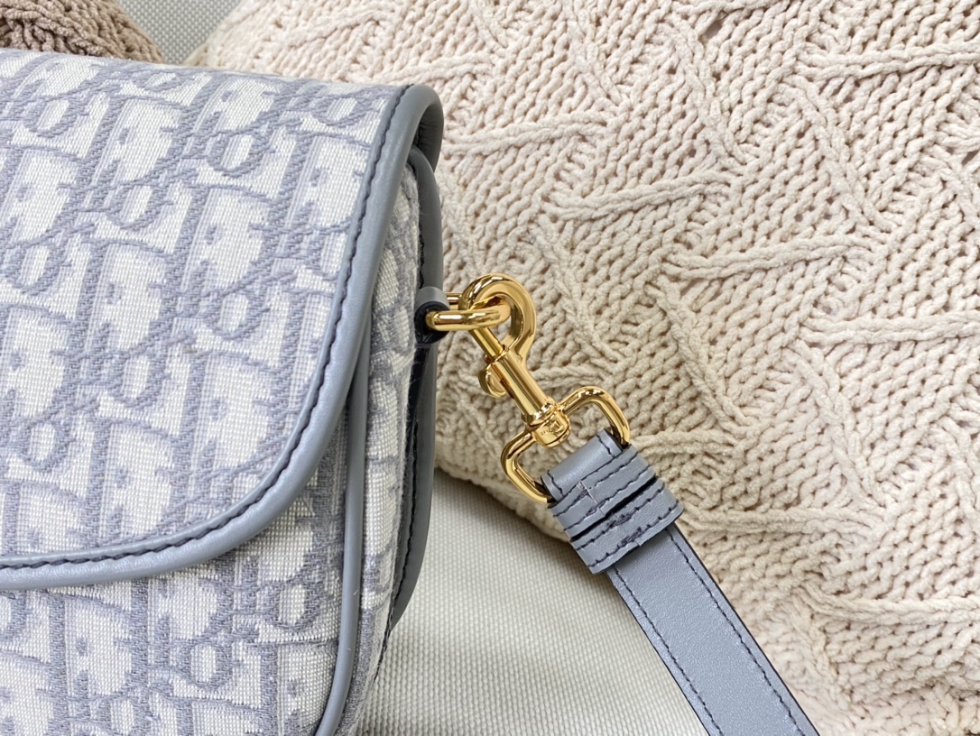 D10r medium bobby bag box D10r oblique jacquard gray m9319 22 x 17 x 6 cm