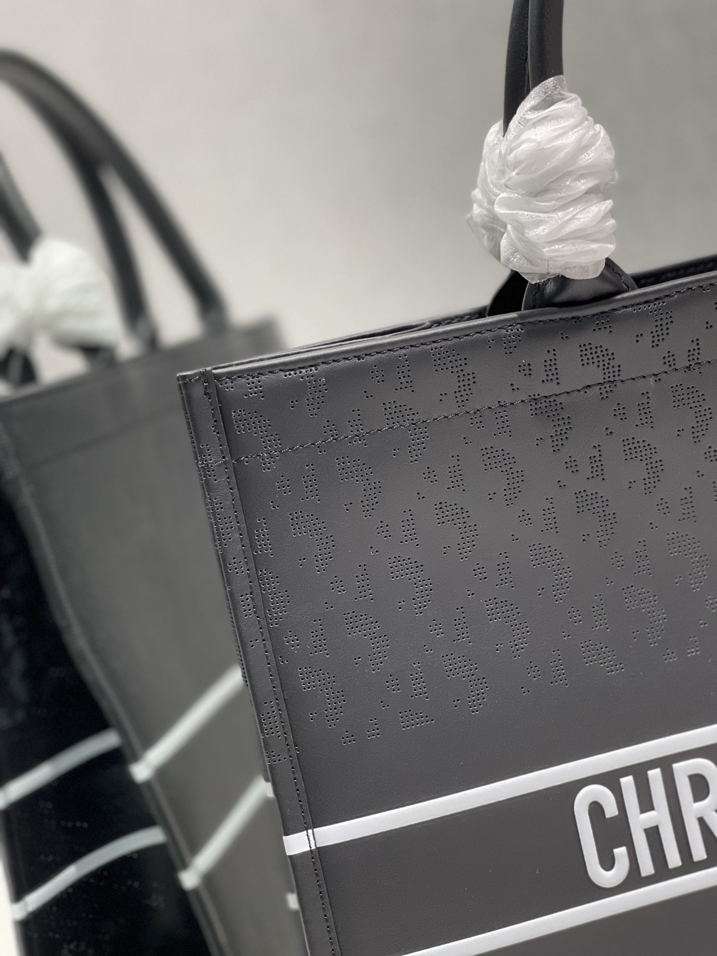 D10r book tote black leather m1286 41 x 32 cm