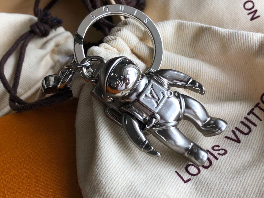 l0vis Vvtt0n spaceman hanging keychain silver