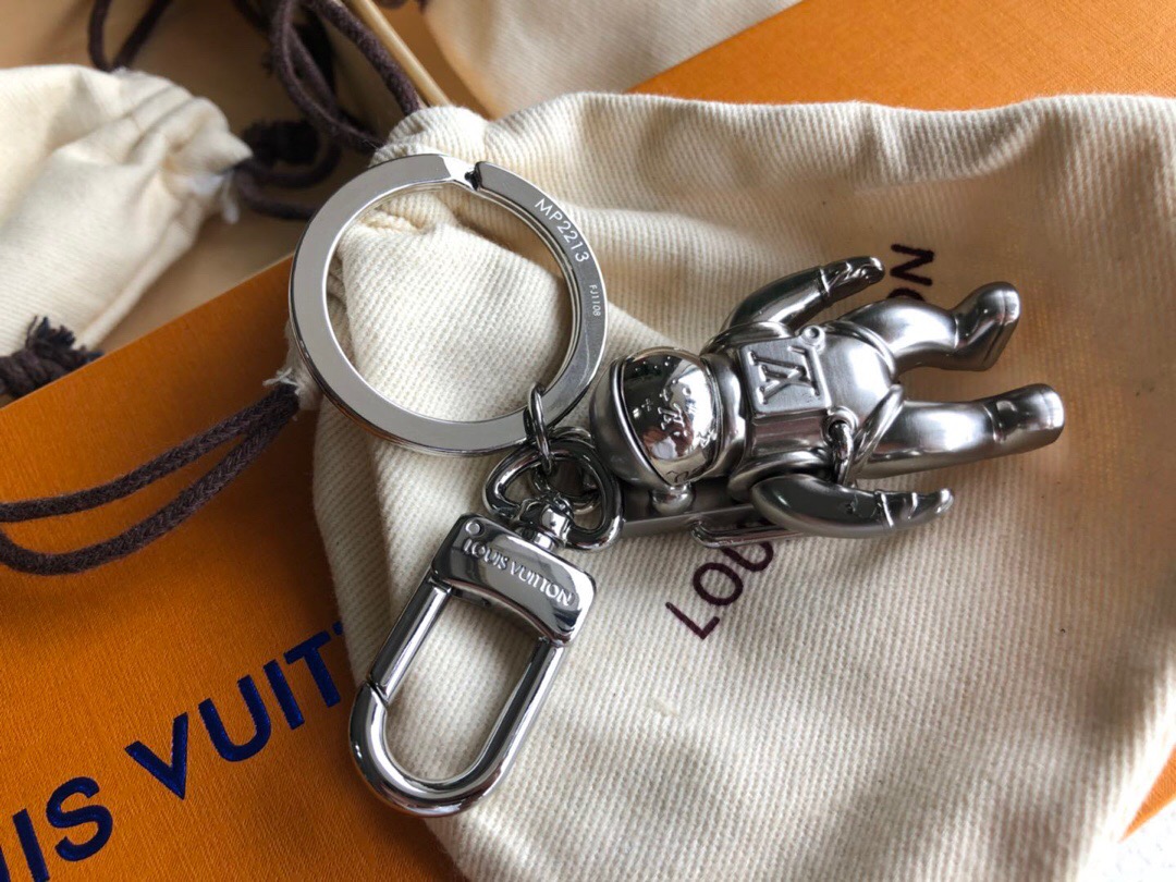 l0vis Vvtt0n spaceman hanging keychain silver