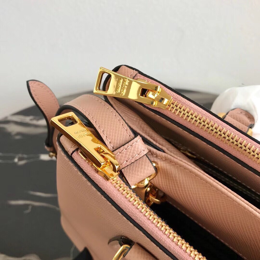 Pra*a medium galleria saffiano powder pink 1ba232 31 × 22.5 × 13.5 cm