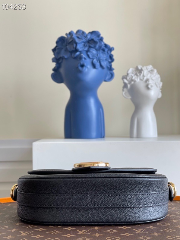 l0vis Vvtt0n lv pont 9 soft mm grained calfskin leather black m58967 25 x 17.5 x 8 cm