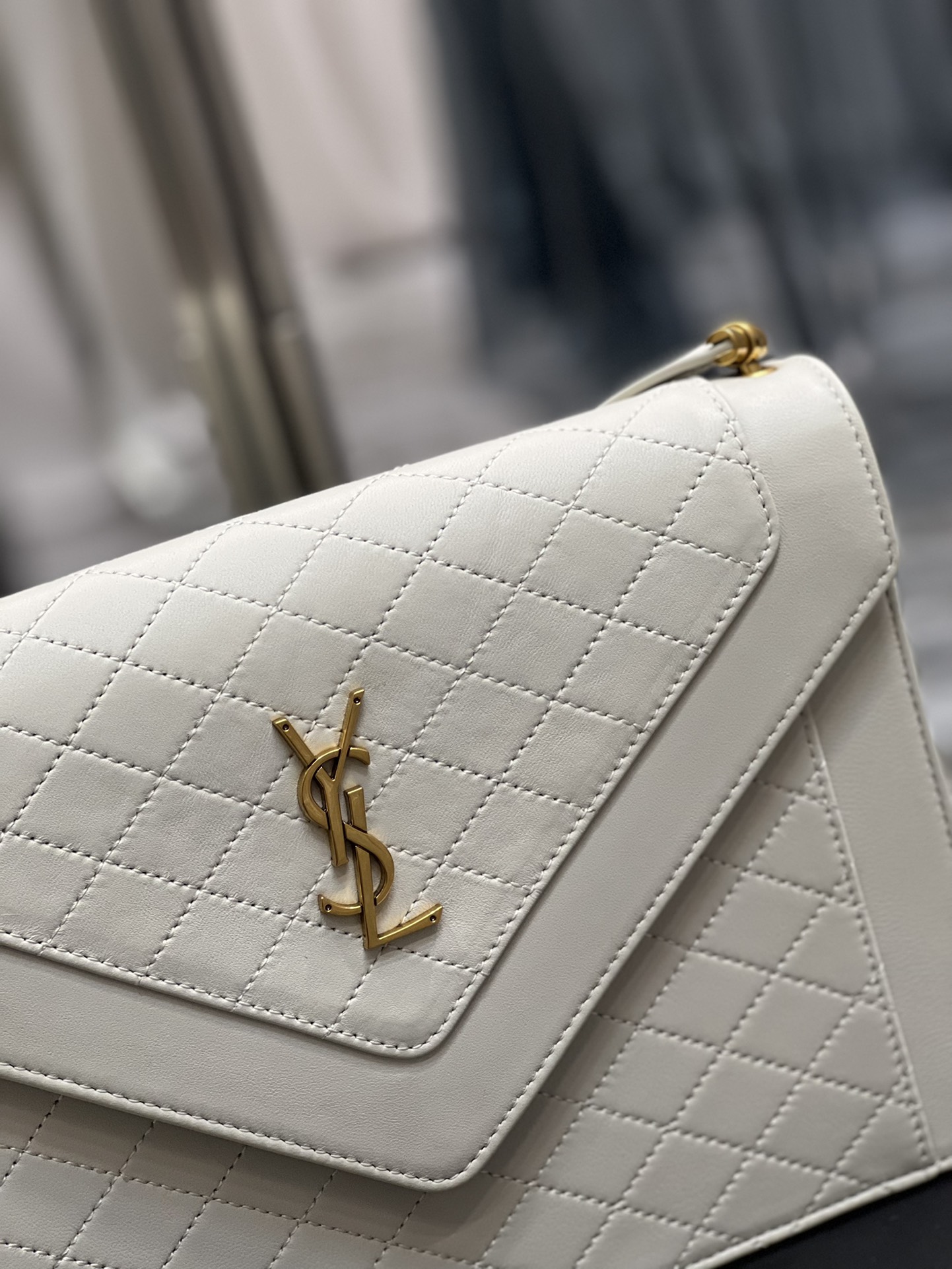 Y51 gaby satchel in quilted lambskin white 6688631 26 × 18 × 5 cm