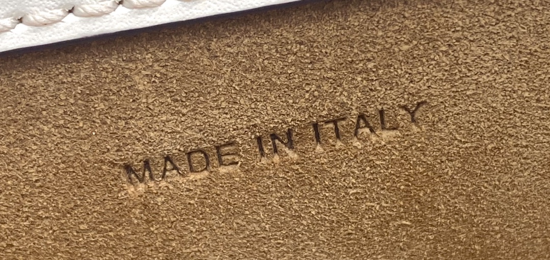 F**di touch leather bag white 8bt349 26.5 x 10 x 19 cm