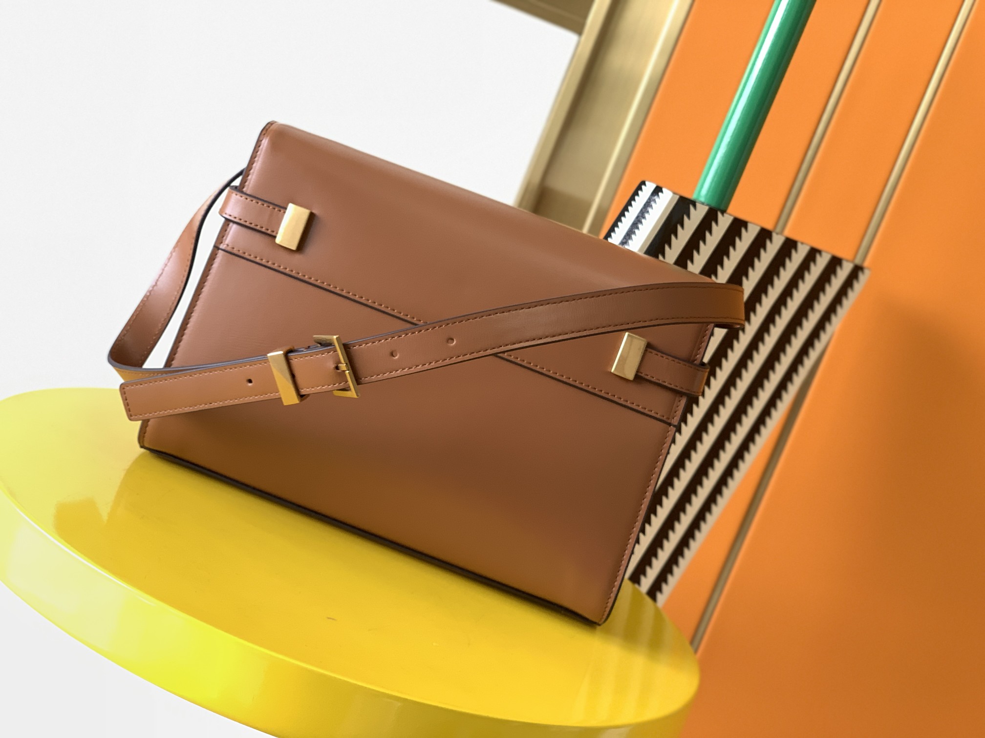 Y51 small manhattan shoulder bag leather brown 6756260 24 x 17.5 x 6 cm