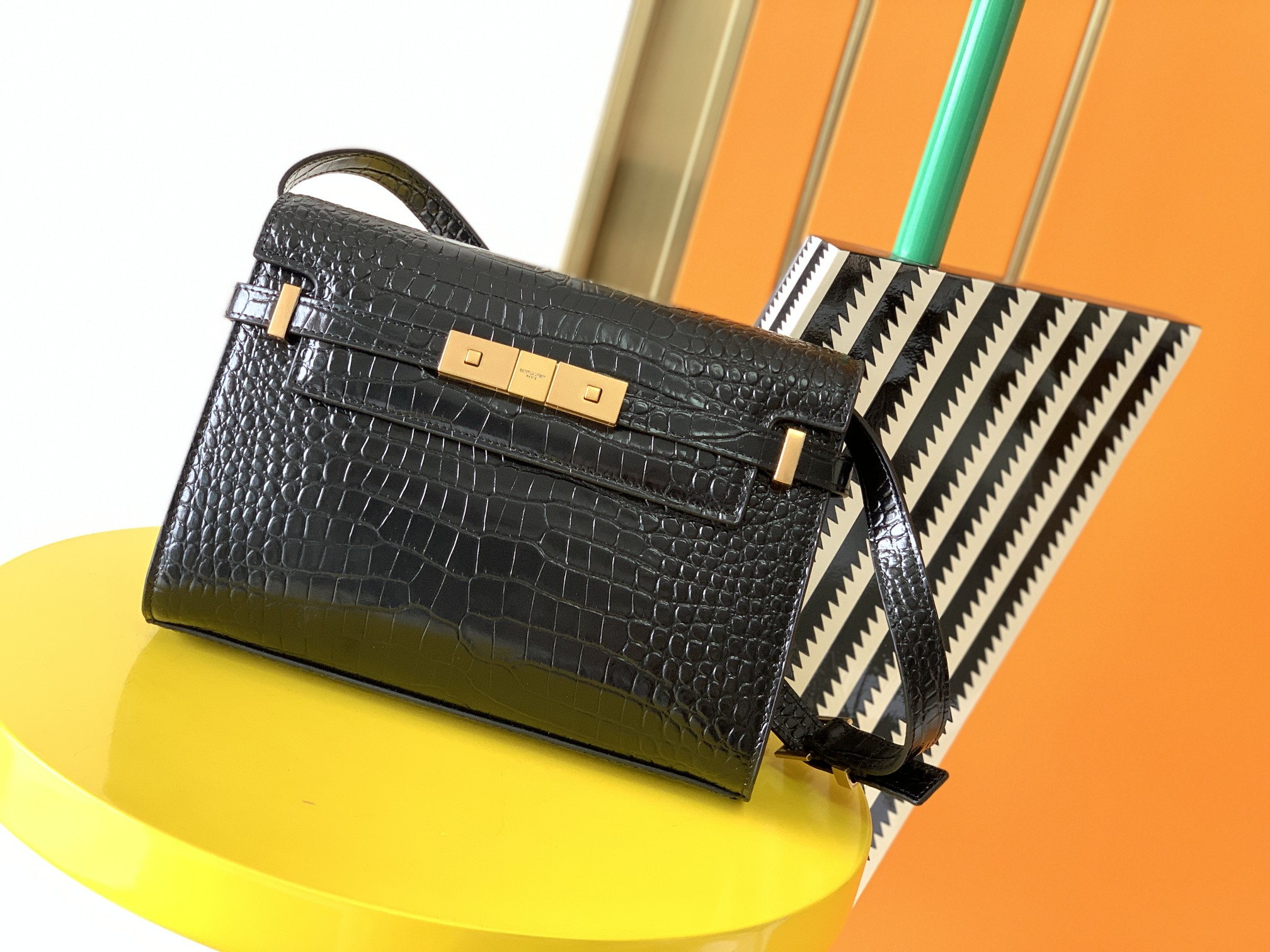 Y51 small manhattan shoulder bag crocodile leather black 6756260 24 x 17.5 x 6 cm