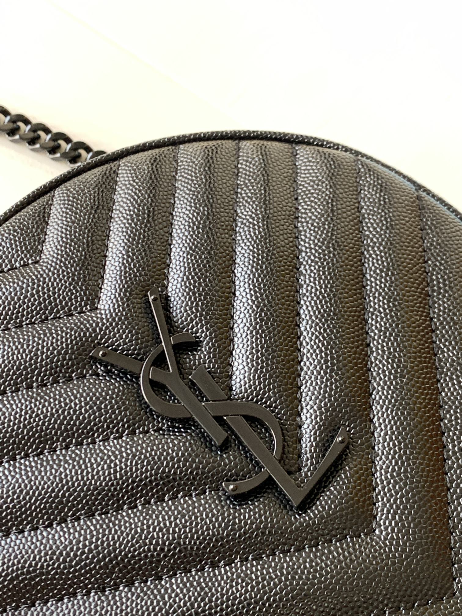 Y51 vinyle round camera bag in chevron-quilted grain de poudre embossed leather black metal 6104361 17 x 17 x 5.5 cm