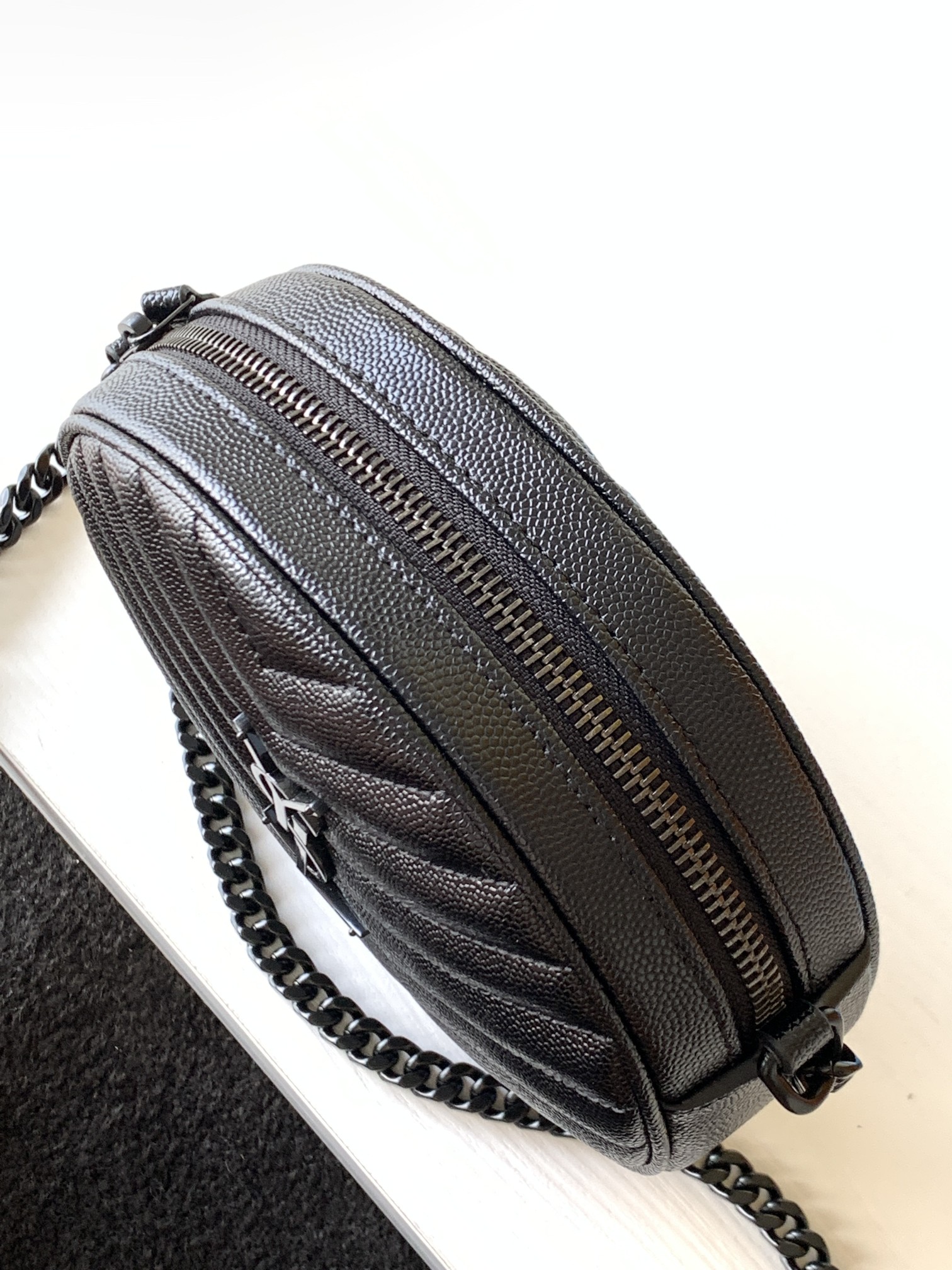 Y51 vinyle round camera bag in chevron-quilted grain de poudre embossed leather black metal 6104361 17 x 17 x 5.5 cm