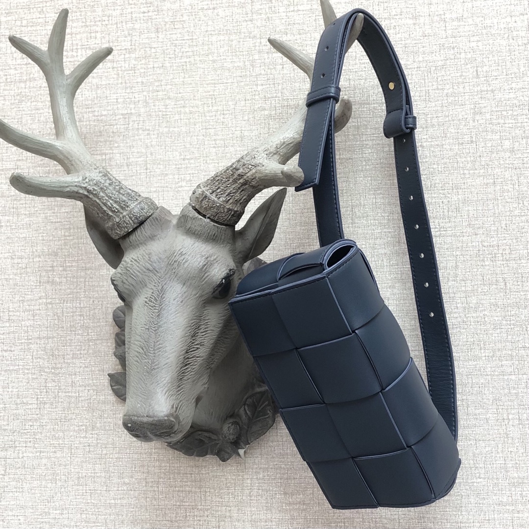 b0tt*ga Ven*ta belt cassette navy 639367 17.5 x 9.5 x 5 cm