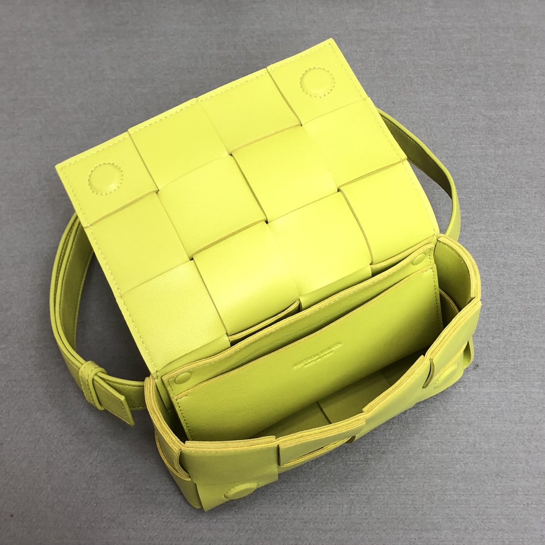 b0tt*ga Ven*ta belt cassette neon yellow 639367 17.5 x 9.5 x 5 cm