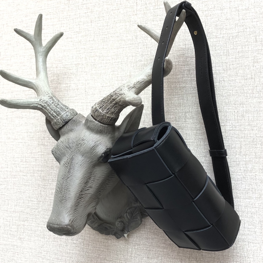 b0tt*ga Ven*ta belt cassette black 639367 17.5 x 9.5 x 5 cm