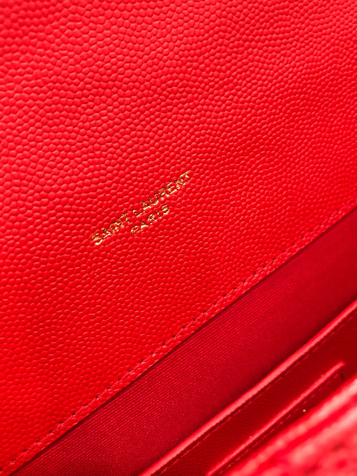 Y51 envelope medium bag in grained leather red 600185 24 x 7.5 x 18 cm